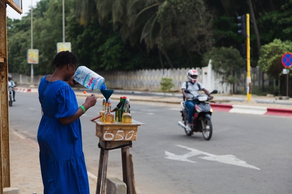 Une station service togolaise typique